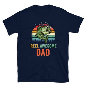 Reel Awesome Dad - Bass Fishing Shirt -Bass Fish Shirt - Dad Fishing T Shirt - Fisherman Gifts - Cool Fishing Dad Gift - Fishermen Gifts imagen 2