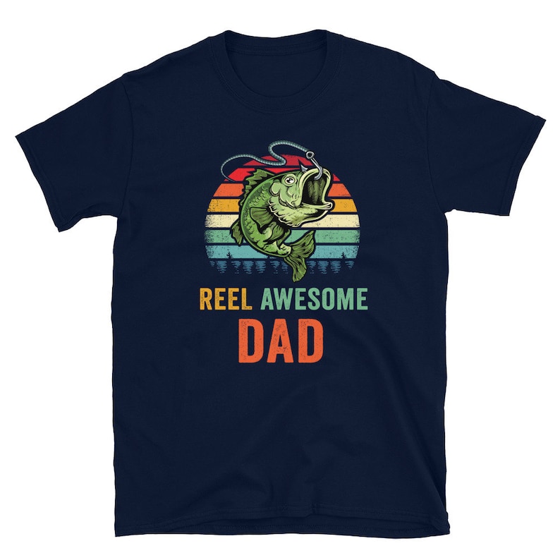 Reel Awesome Dad - Bass Fishing Shirt -Bass Fish Shirt - Dad Fishing T Shirt - Fisherman Gifts - Cool Fishing Dad Gift - Fishermen Gifts imagen 2