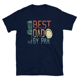 Op de afbeelding: Donkerblauw T-shirt met een vintage-stijl afbeelding van een disc golf basket en de tekst "BEST DADO BY PAR".
