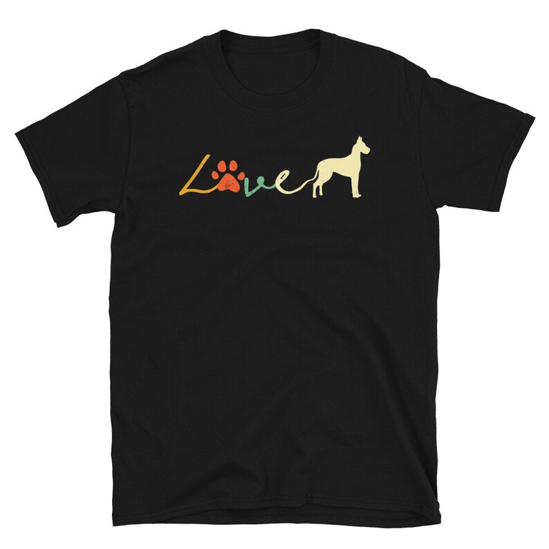 Op de afbeelding: Zwart T-shirt met een retro-grafische afbeelding met de tekst "Love" met een pootprint en een silhouet van een Duitse Dog.