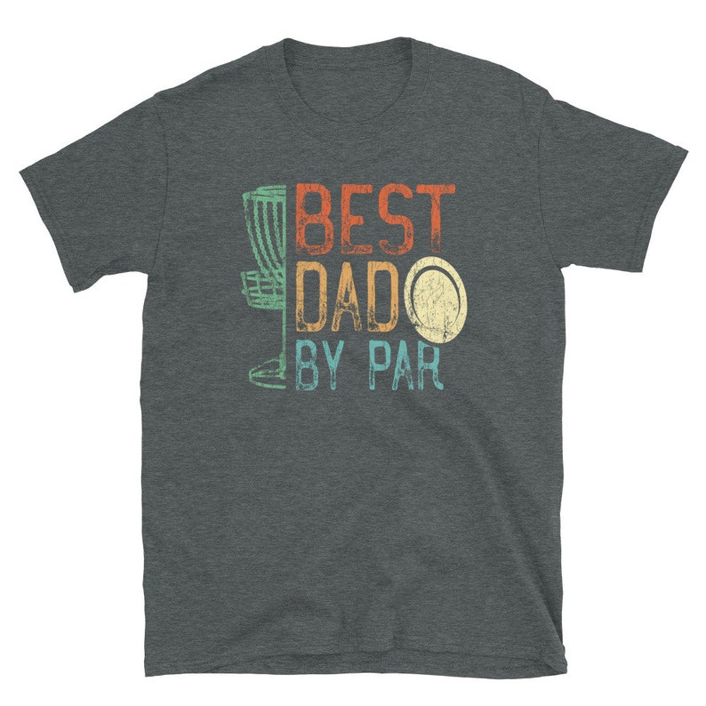 Op de afbeelding: Een donkergrijs T-shirt met een vintage ontwerp met een discgolfmand, een schijf en de tekst "BEST DADO BY PAR".