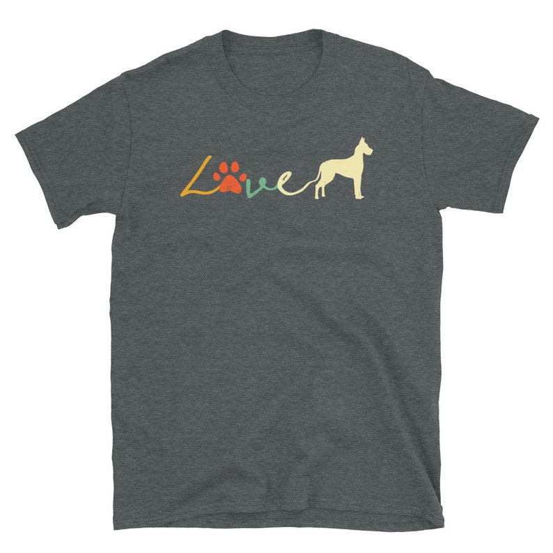Op de afbeelding: Een donker grijs t-shirt met een retro-stijl grafische afbeelding die "Live" zegt met een pootprint en een Great Dane silhouet.