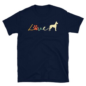 Op de afbeelding: Donkerblauw T-shirt met een retro-grafische afbeelding van een hond en het woord "Love" met een pootprint.