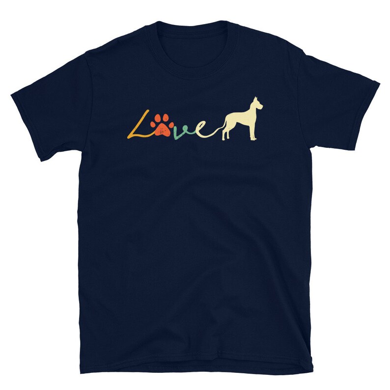 Op de afbeelding: Donkerblauw T-shirt met een retro-grafische afbeelding van een hond en het woord "Love" met een pootprint.