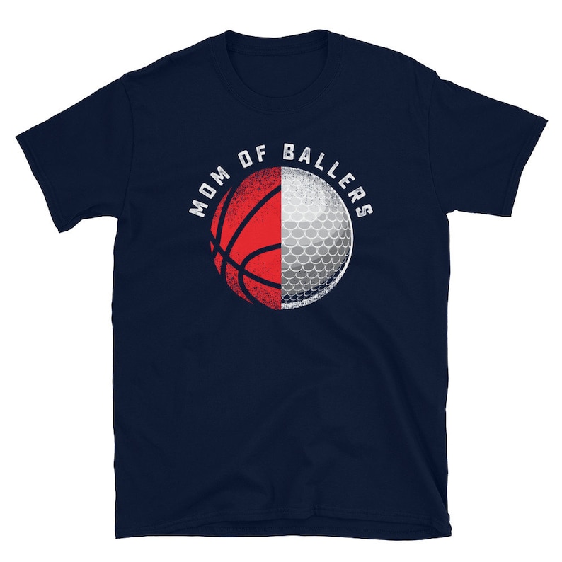 K&ouml;nnte beinhalten: Marineblaues T-Shirt mit einem wei&szlig;en und roten Basketball- und Golfball-Design. Der Text "MOM OF BALLERS" ist in Wei&szlig; auf das Shirt gedruckt.