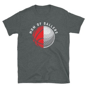 K&ouml;nnte beinhalten: Ein dunkelgraues T-Shirt mit dem Text "MOM OF BALLERS" in wei&szlig;en Buchstaben. Ein Grafik mit einem halben Basketball und einem halben Golfball ist mittig auf dem Shirt platziert.