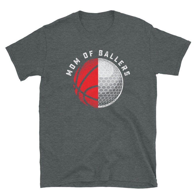 K&ouml;nnte beinhalten: Ein dunkelgraues T-Shirt mit dem Text "MOM OF BALLERS" in wei&szlig;en Buchstaben. Ein Grafik mit einem halben Basketball und einem halben Golfball ist mittig auf dem Shirt platziert.