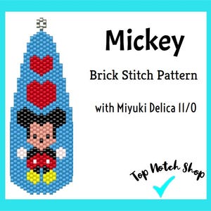 Pode incluir: Um padrão de ponto de tijolo azul com Mickey Mouse e corações vermelhos. O texto "Mickey" e "Brick Stitch Pattern" são exibidos. O padrão é feito com contas Miyuki Delica 11/0.