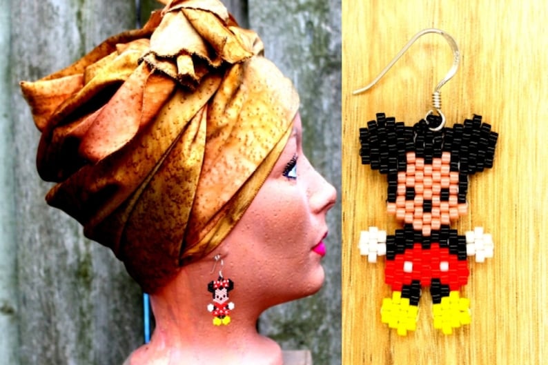 Peut inclure: Une paire de boucles d'oreilles en perles repr&eacute;sentant un personnage de dessin anim&eacute;. Les boucles d'oreilles sont noires, rouges, blanches et jaunes. Le personnage est Mickey Mouse.