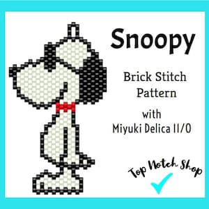 Puede incluir: Un patrón de punto de ladrillo con Snoopy en negro, blanco y rojo. La imagen incluye el texto "Snoopy Brick Stitch Pattern with Miyuki Delica 11/0" y el nombre de la tienda "Top Notch Shop".