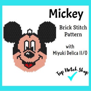 Pode incluir: Um design pixelado do Mickey Mouse em preto, pêssego e vermelho, criado usando um padrão de ponto de tijolo. A imagem inclui o texto "Mickey", "Brick Stitch Pattern" e "with Miyuki Delica 11/0."