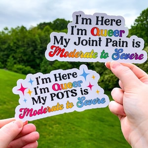 Ik ben hier ik ben queer mijn gewrichtspijn is matig tot ernstig sticker, aanpasbare LGBTQ chronische ziekte sticker sticker