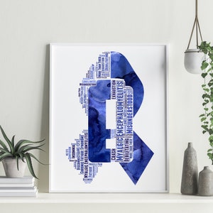 Op de afbeelding: Blauwe aquarel woordwolk in de vorm van een lint. De woorden beschrijven symptomen en ervaringen van Myalgische Encefalomyelitis (ME) of Chronisch Vermoeidheidssyndroom (CVS).