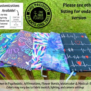 Peut inclure: Plusieurs journaux avec des couvertures vari&eacute;es, notamment des motifs psych&eacute;d&eacute;liques, d'affirmation, de fleurs, d'aquarelle et m&eacute;dicaux. Chaque journal pr&eacute;sente un design et une palette de couleurs diff&eacute;rents, avec un signet en ruban. Le texte sur l'image indique "Customizations Available!" et "One Tree Planted".
