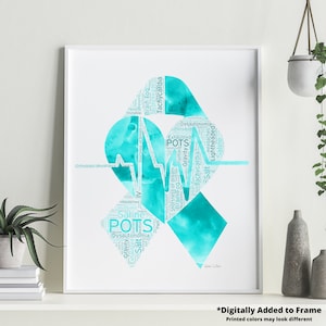 Puede incluir: Un corazón de acuarela azul turquesa con un gráfico de latido del corazón en su interior. El corazón está rodeado de palabras relacionadas con la condición médica POTS, que incluyen "disautonomía", "taquicardia", "niebla cerebral", "sal", "dolores de cabeza", "agotado", "desmayo" y "gravedad".