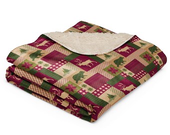 Könnte beinhalten: Eine rot-grüne karierte Fleece-Decke mit Patchwork-Muster, das Bären, Hirsche und Schneeflocken zeigt. Die Decke hat eine weiche, plüschige Textur und ist perfekt zum Kuscheln auf der Couch.