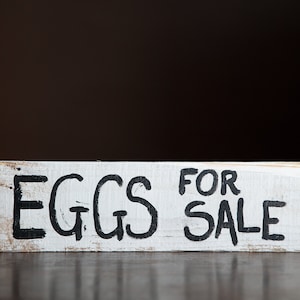 enseigne vintage peinte à la main, œufs à vendre, esthétique noir et blanc, décor de ferme rustique