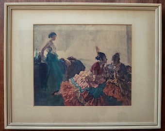 Pode incluir: Impressão vintage emoldurada retratando mulheres em vestidos coloridos, possivelmente dançarinas de flamenco. A obra de arte apresenta uma mulher com um vestido verde-azulado e outras com vestidos vermelhos e laranja. A impressão está em uma moldura creme.