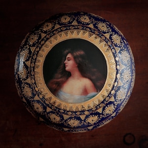 Große antike Sèvres-Stil Kartuschenbox, mit klassischer Dame, Kobaltblau und Gold dekorativem Vorratstopf, französisches Porzellan