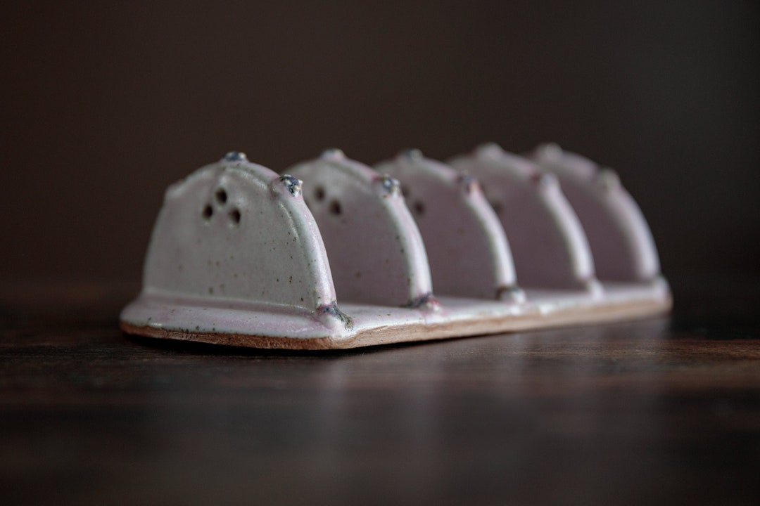 ヴィンテージのモーブ色のトーストラック、手作りのスタジオ陶器