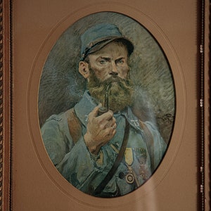 Pode incluir: Um retrato emoldurado de um homem em uniforme militar. Ele est&aacute; usando um bon&eacute; azul e tem barba. Ele est&aacute; segurando um cachimbo na m&atilde;o direita. O retrato est&aacute; em um fundo marrom claro.