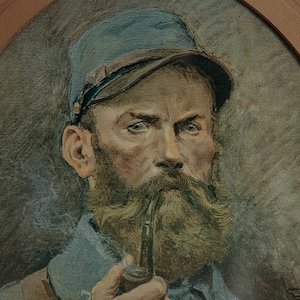 Pode incluir: Uma pintura em aquarela de um homem com barba usando um bon&eacute; azul e segurando um cachimbo na m&atilde;o.