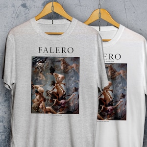Puede incluir: Dos camisetas grises y blancas con una impresión de una pintura de mujeres volando en el cielo. El texto "FALERO" está impreso en la camiseta gris.