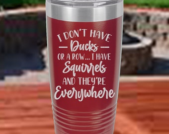 Snarky, Ducks no en una fila, ardillas por todas partes, 20 Ounce Coffee Tumbler