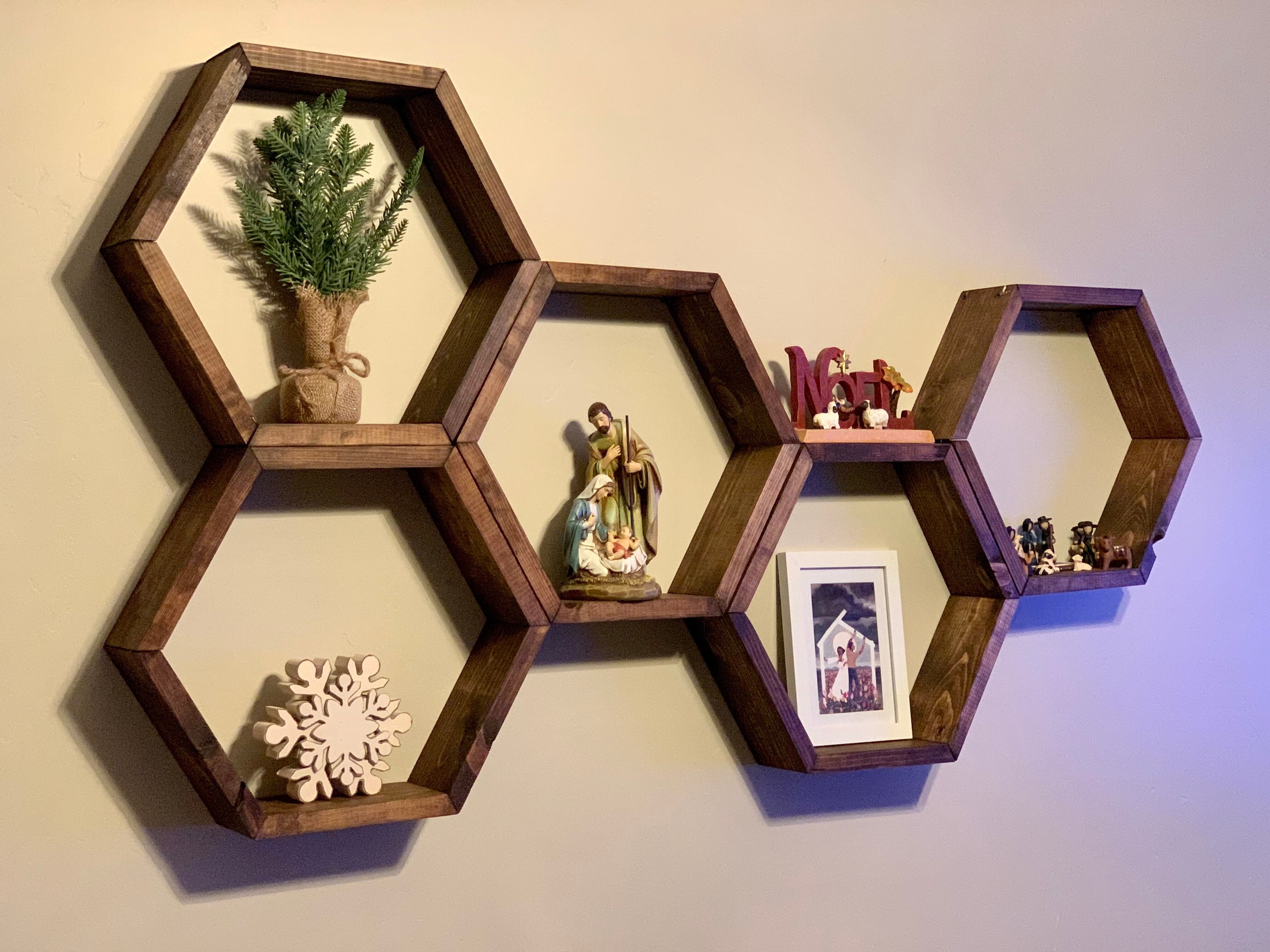 estantes de madera hexagonales