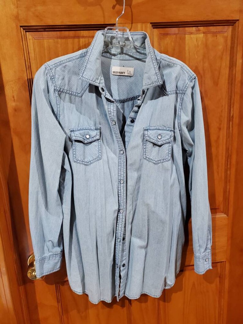Women/'s Muted Stripe Denim Jeans Shirt Western Style Pearl Snap Old Navy Size L
