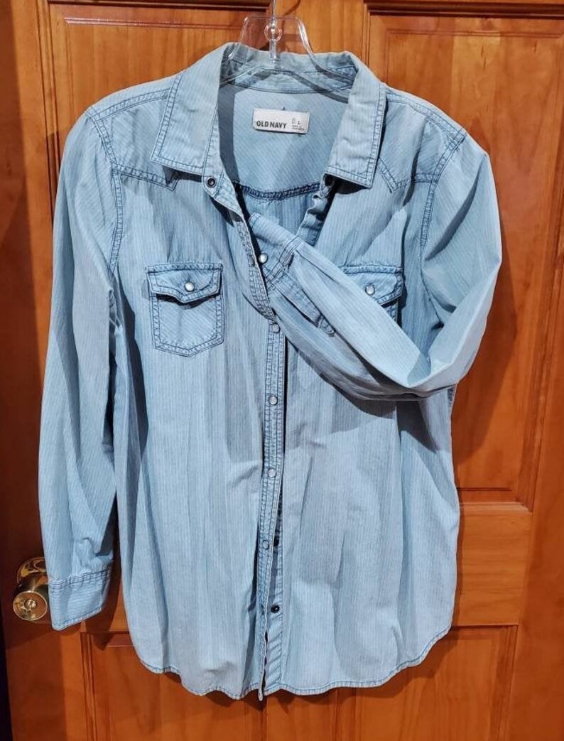 Women/'s Muted Stripe Denim Jeans Shirt Western Style Pearl Snap Old Navy Size L