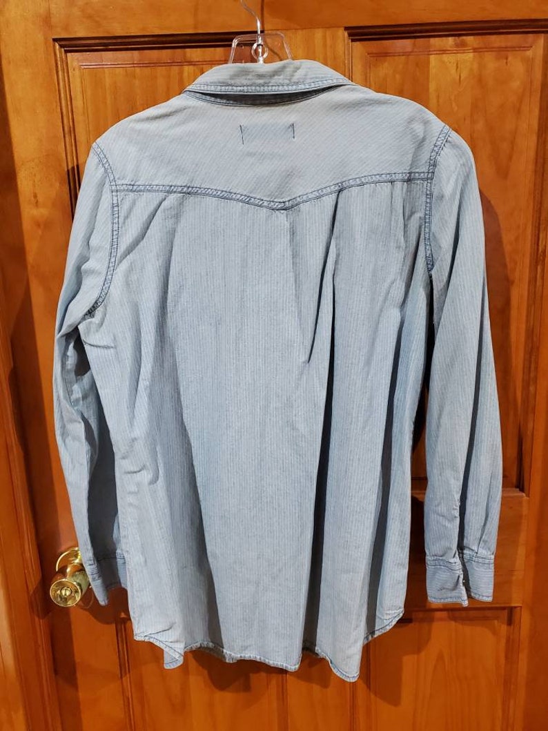 Women/'s Muted Stripe Denim Jeans Shirt Western Style Pearl Snap Old Navy Size L
