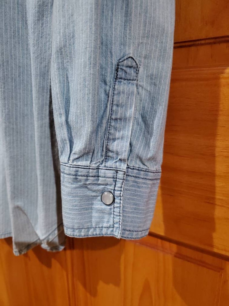 Women/'s Muted Stripe Denim Jeans Shirt Western Style Pearl Snap Old Navy Size L