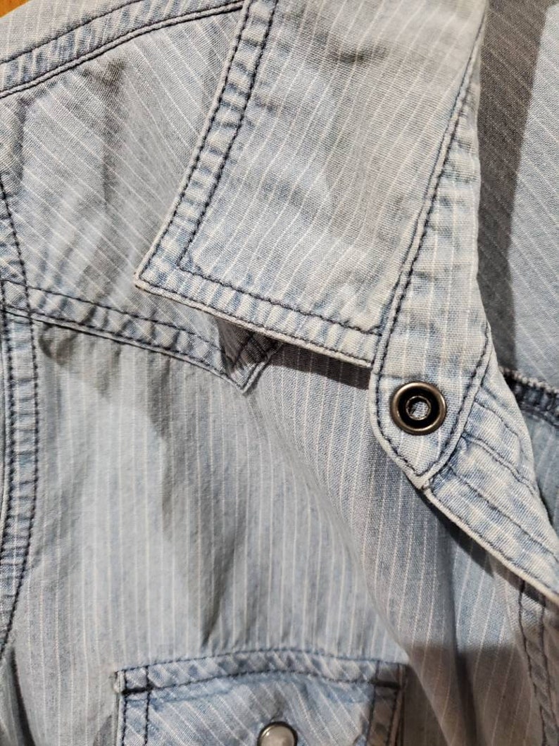 Women/'s Muted Stripe Denim Jeans Shirt Western Style Pearl Snap Old Navy Size L