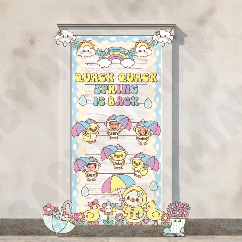 以下が含まれることがあります： 「Quack Quack Spring is Back」という文字が入った、カラフルな春のテーマの教室のドアの装飾。装飾には、虹、雲、雨滴、傘を持った黄色いアヒルが描かれています。また、アヒルのコスチュームを着た子供たちの写真もあります。