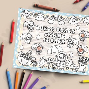 以下が含まれることがあります： 「Quack Quack Spring is Back」というテキストが入った、アヒルをテーマにした白黒の印刷可能な塗り絵ページ。ページには、虹、雲、雨滴、花、傘が含まれています。子供の写真を追加できるスペースがあります。