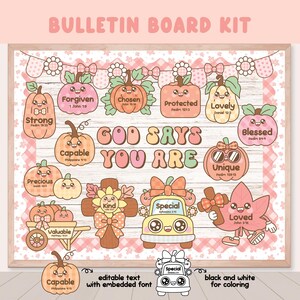 Może przedstawiać: Zestaw tablicy ogłoszeń z jasnym tłem z usłojeniem drewna. Zestaw zawiera ilustracje dyni i liści z pozytywnymi afirmacjami, takimi jak "Przebaczony" i "Ukochany". Zawiera również tekst "Bóg mówi, że jesteś". Zestaw jest przeznaczony do kolorowania.