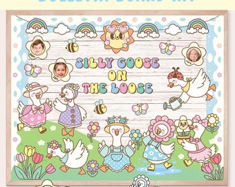 以下が含まれることがあります： 木目調の背景に「SILLY GOOSE ON THE LOOSE」の文字が書かれた掲示板キット。服を着たガチョウ、虹、ハチ、蝶、花、太陽、名前用の星型フォトフレームがデザインされています。