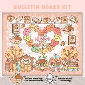 Puede incluir: Kit de tablero de anuncios con temática otoñal con marco de madera. El diseño incluye una corona de hojas en forma de corazón, el texto "Fall in Love with Reading" y varias ilustraciones de libros, bellotas y calabazas. Incluye etiquetas de nombre editables.