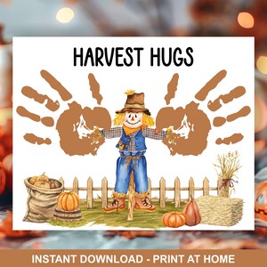 Op de afbeelding: Een herfstprint met een illustratie van een vogelverschrikker, bruine handafdrukken, pompoenen en de tekst "HARVEST HUGS". De vogelverschrikker draagt een hoed, vest en blauwe overall. Een houten hek en hooibaal zijn ook afgebeeld.