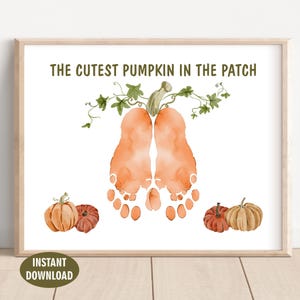 Op de afbeelding: Een ingelijste print met de tekst "THE CUTEST PUMPKIN IN THE PATCH". De afbeelding toont oranje voetafdrukken die een pompoenvorm vormen, met groene wijnranken en kleine pompoenen onderaan. De woorden "INSTANT DOWNLOAD" staan onderaan.