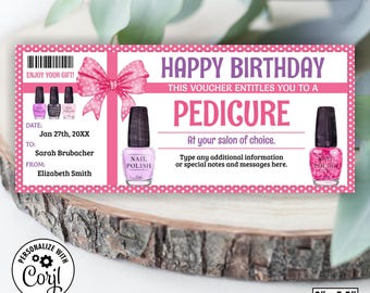 Könnte beinhalten: Ein rosa-weißer Gutschein für eine Pediküre mit Schleife, Nagellackflaschen und dem Text "Happy Birthday". Der Gutschein ist 20.3 cm x 8.9 cm groß und bietet Platz für individuelle Nachrichten.