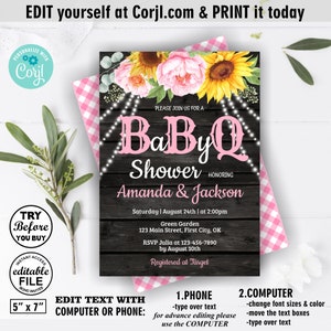 Könnte beinhalten: Eine rosa und schwarze Babyparty-Einladung mit rustikalem Holz-Hintergrund. Die Einladung zeigt einen Blumenstrauß mit Sonnenblumen und rosa Pfingstrosen. Der Text lautet "BaBy Q Shower Honoring Amanda & Jackson" und enthält Datum, Uhrzeit und Ort der Veranstaltung. Die Einladung enthält auch Informationen zu RSVP und der Geschenkregistrierung.