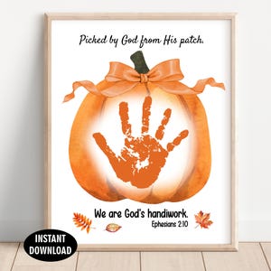 Peut inclure: Une affiche murale verticale représentant une citrouille orange à l'aquarelle avec un nœud sur le dessus et une empreinte de main orange au centre. Le texte indique : Picked by God from His patch. We are God's handwork. Ephesians 2:10. Des feuilles d'automne sont en bas.