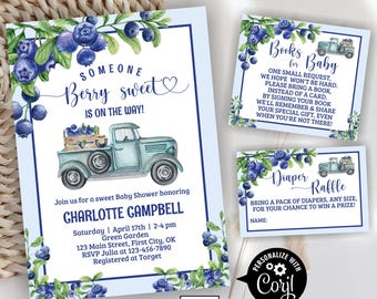 Könnte beinhalten: Eine blaue und weiße Babyparty-Einladung mit einer Aquarell-Illustration eines Lastwagens, der Blaubeeren transportiert. Die Einladung lautet "Jemand ist süß wie Beeren und auf dem Weg!" und enthält Details für eine Babyparty zu Ehren von Charlotte Campbell. Es gibt auch zwei kleinere Karten für eine Buchwunschliste und eine Windel-Tombola.