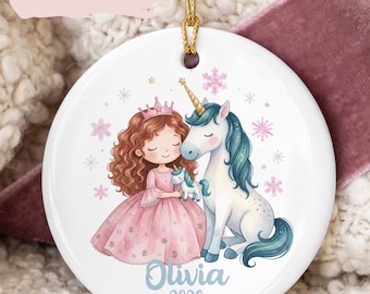 Adorno de unicornio con nombre personalizado, adorno navideño de princesa personalizado, regalo para niñas, recuerdo de la primera Navidad, cuento de hadas mágico en tonos pastel.