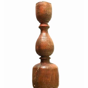 Candelabro antiguo de madera de 45 cm de alto. Tallado a mano con pátina roja. Es una obra de arte en sí misma, con detalles antiguos únicos. Un hallazgo excepcional.