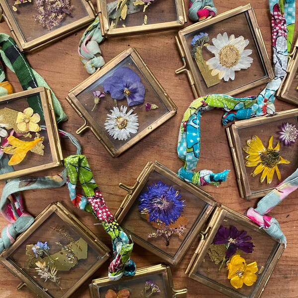 Mini Gilded Mixed Pressed Flower Frame