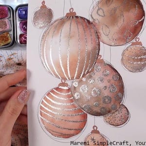 K&ouml;nnte beinhalten: Ein Aquarellbild von Weihnachtskugeln mit silbernem Glitzerfinish. Die Kugeln sind in Braun- und Rosat&ouml;nen bemalt und h&auml;ngen an F&auml;den. Das Bild ist signiert mit "Maremi SimpleCraft, Youtube".