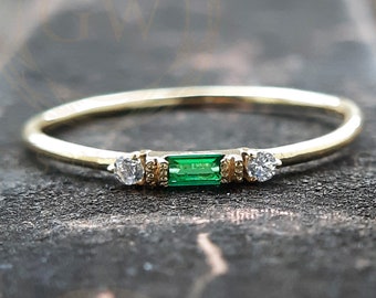 14K Gold Green Emerald Baguette Ring / 3 Stone Wedding Band Ring / Moissanite Wedding Ring / Dainty Minimalist Ring / Stackable Ring Women